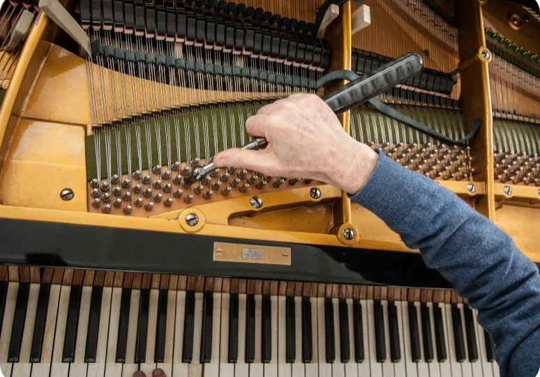 Adjusting piano strings with tool